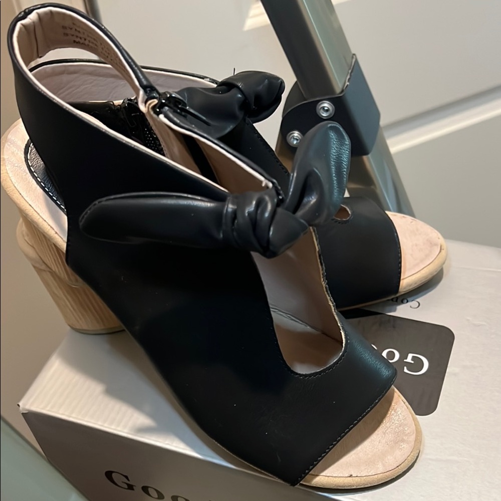 Good Chic Black and Cream/White and Cream Heels with Zip Ankle